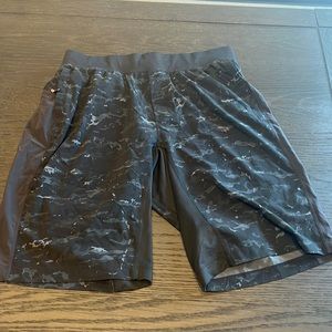 Men’s lululemon L shorts